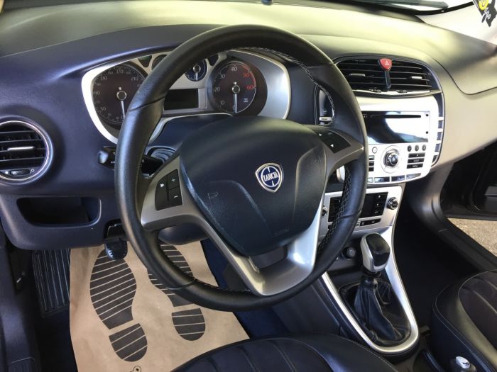 lancia delta 2 0 besplatni mali oglasi
