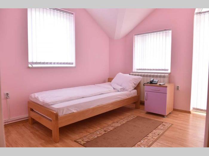 na prodaju kuća ( hostel ) u paraćinu, 250m2  besplatni mali oglasi
