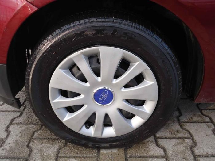 ford fiesta 1 3 besplatni mali oglasi