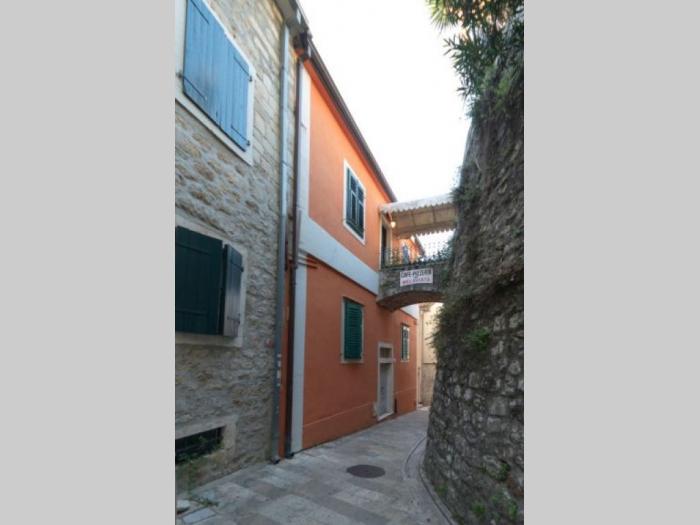 herceg novi, stari grad kuća 280m2 besplatni mali oglasi