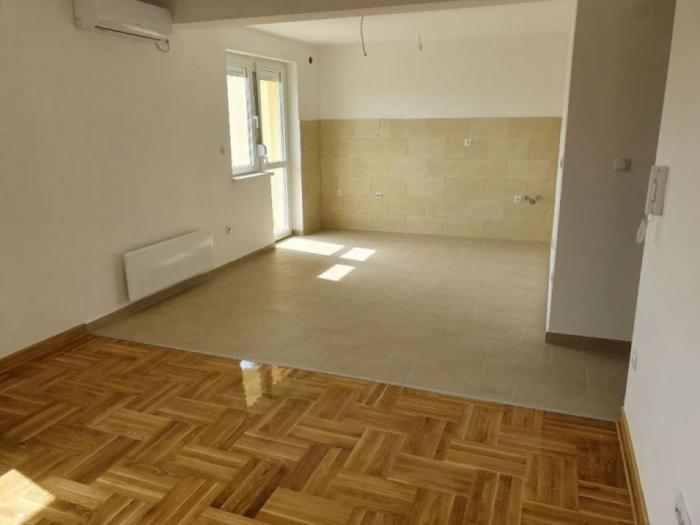 novo uknjiženo useljivo konjarnik 3 (od 1100 do 1200 e m2) besplatni mali oglasi