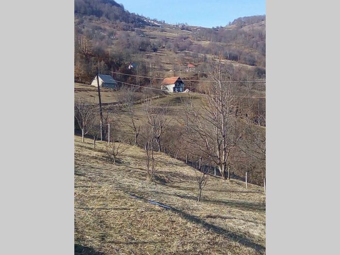 dve kuće, štala i zemljište besplatni mali oglasi
