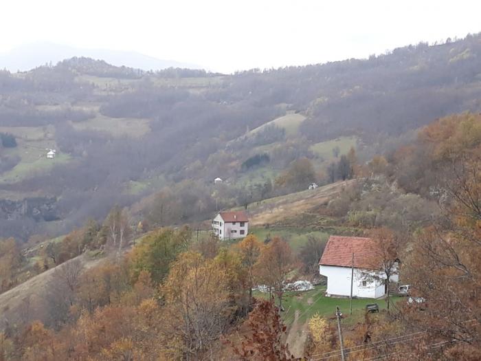 dve kuće, štala i zemljište besplatni mali oglasi