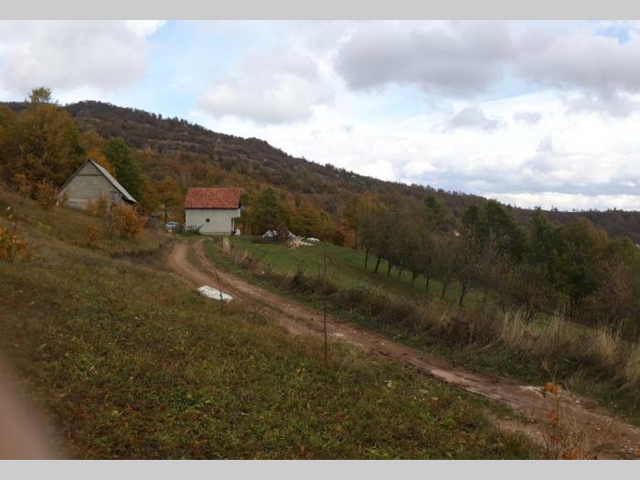 dve kuće, štala i zemljište besplatni mali oglasi
