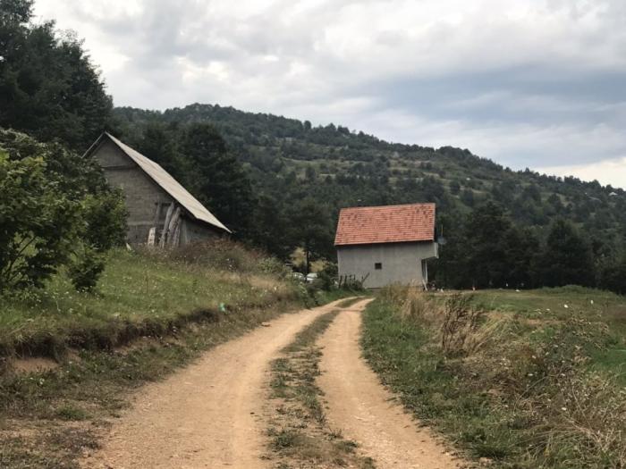 dve kuće, štala i zemljište besplatni mali oglasi
