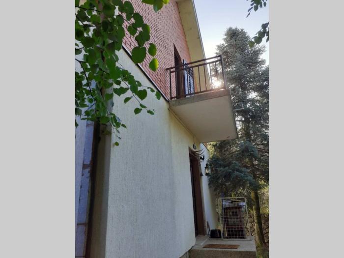 kuća, avala, prnjavor, 150 m2 25m2 terase, 35m2 garaža, 8 ari besplatni mali oglasi